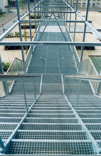 Einfach eine gewöhnliche Metalltreppe in Zürich-Oerlikon