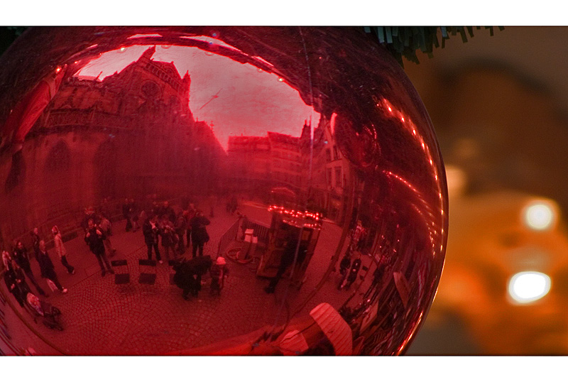 einfach ´ne Spiegelung in ´ner roten Weihnachtskugel