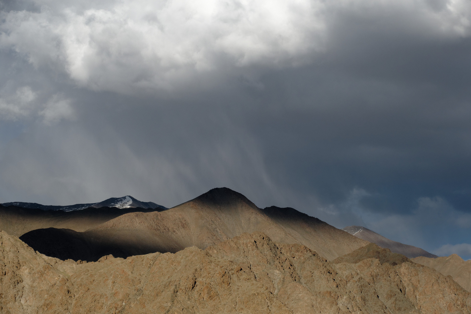 einfach nur Berge, Wolken und Regen im Himalaya