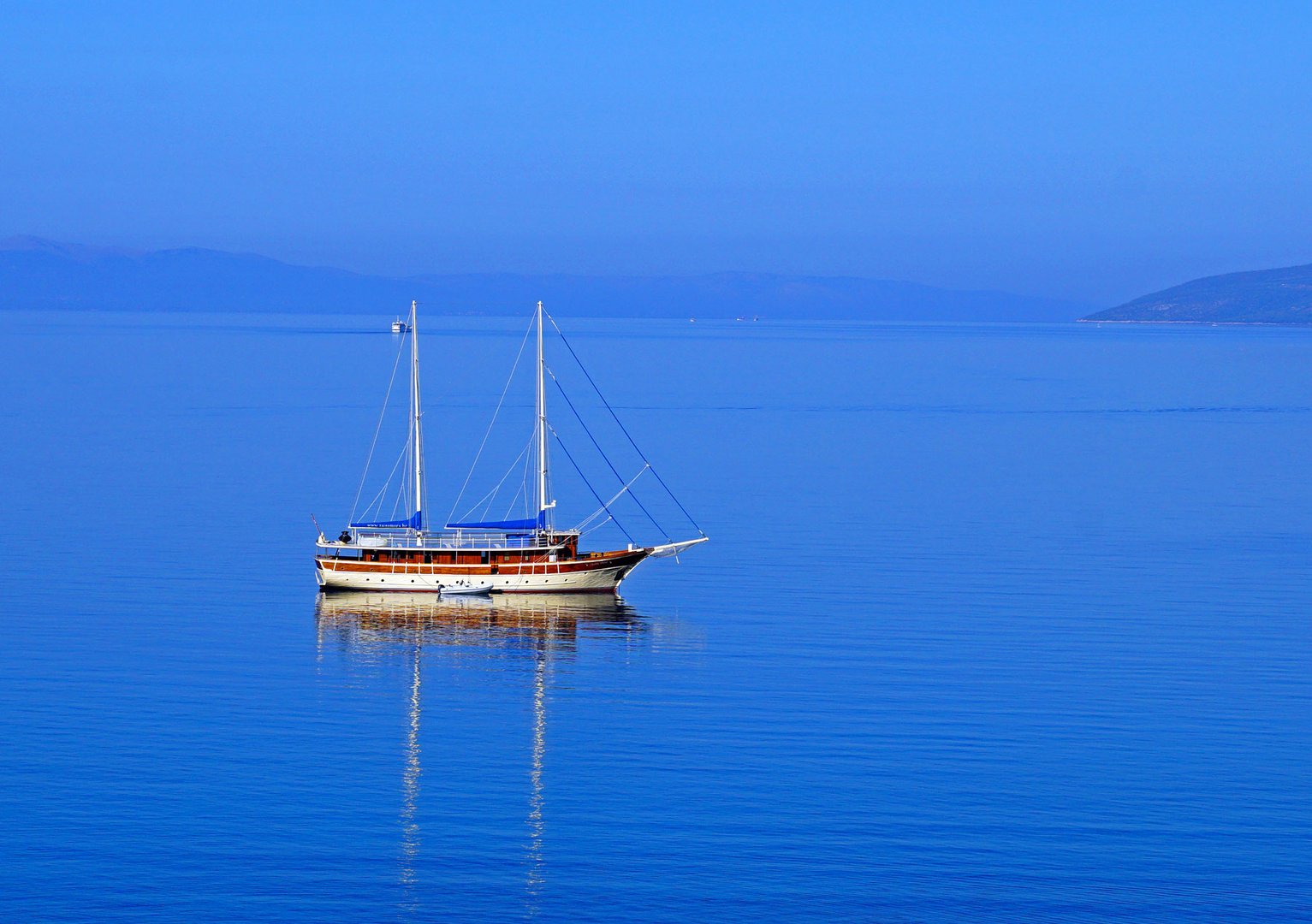 Einfach nur Boot und Meer.