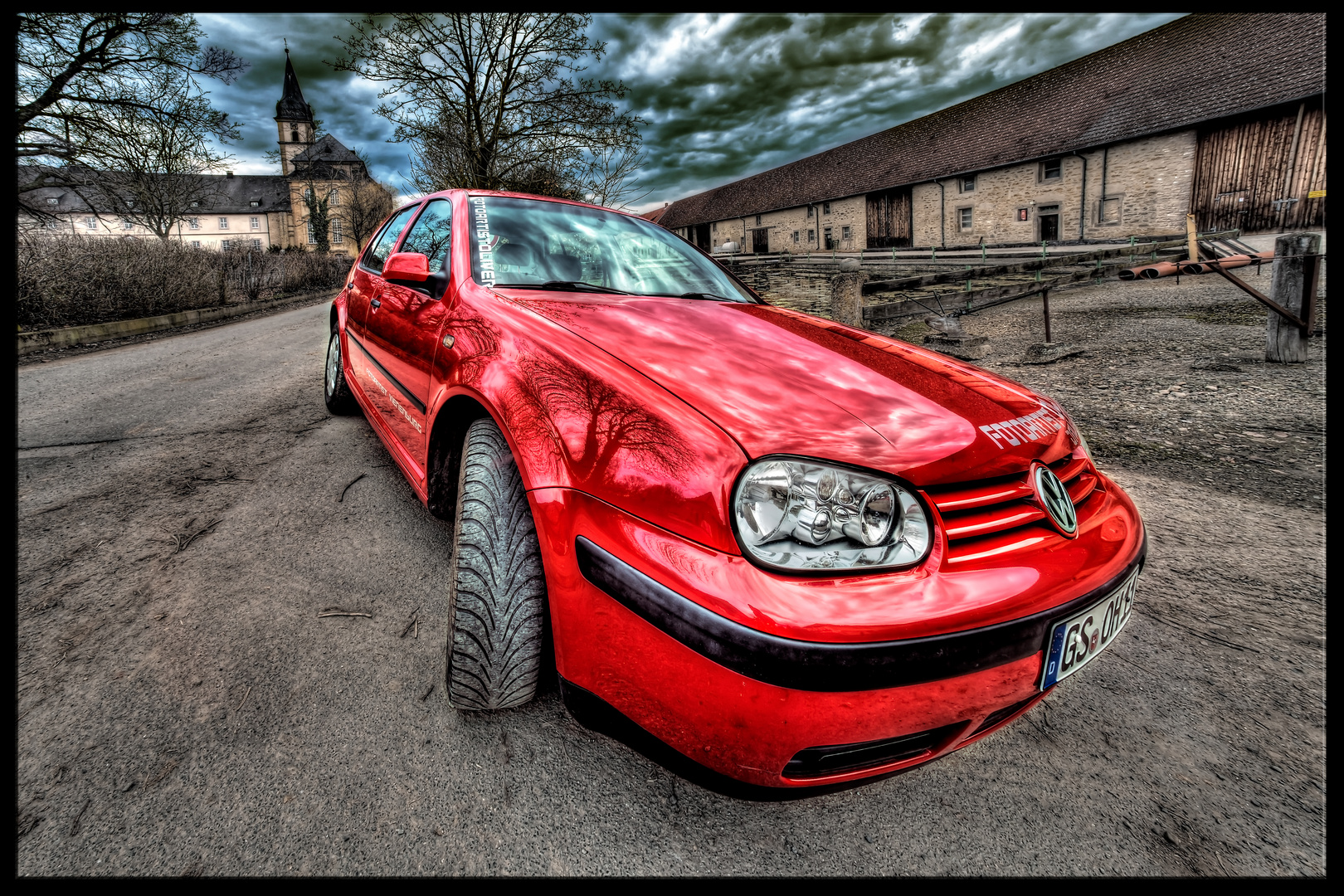 Einfach nur ein roter Golf.