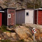 Einfache Fischerhütten auf Fels gebaut