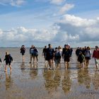 EINFACHE MENSCHEN GEHEN ÜBER DAS MEER, OHNE ES ZU TEILEN...