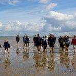 EINFACHE MENSCHEN GEHEN ÜBER DAS MEER, OHNE ES ZU TEILEN...