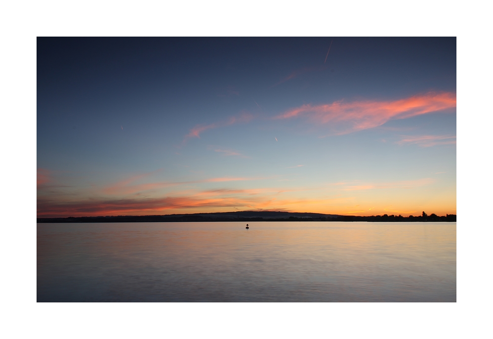 Einfacher Sonnenuntergang mit kleiner Boje