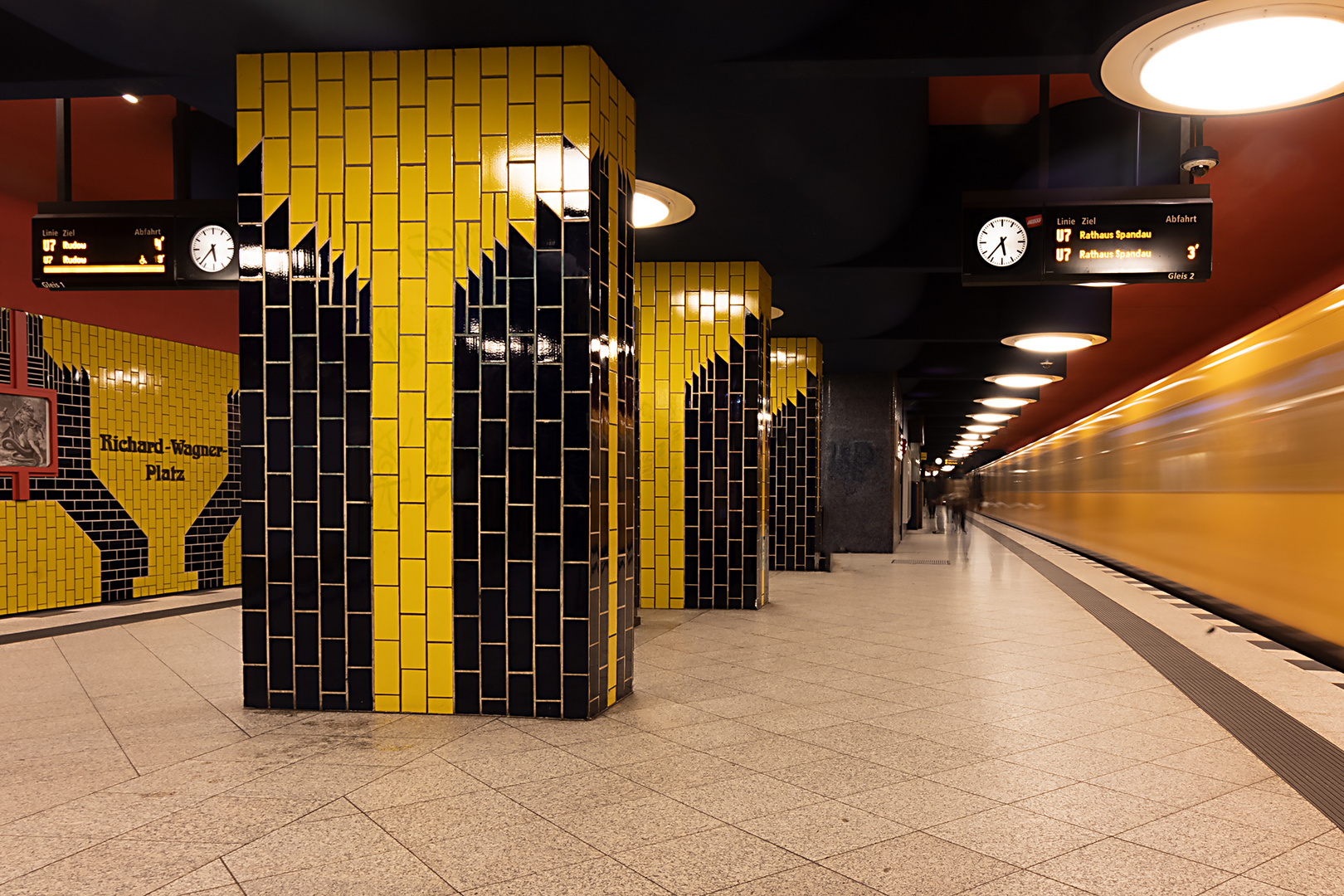 Einfahren der U-Bahn Richard-Wagner-Platz