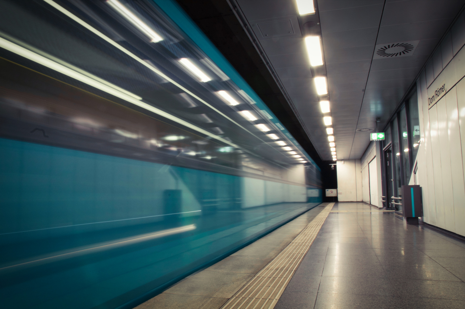 Einfahrende Bahn Frankfurt 