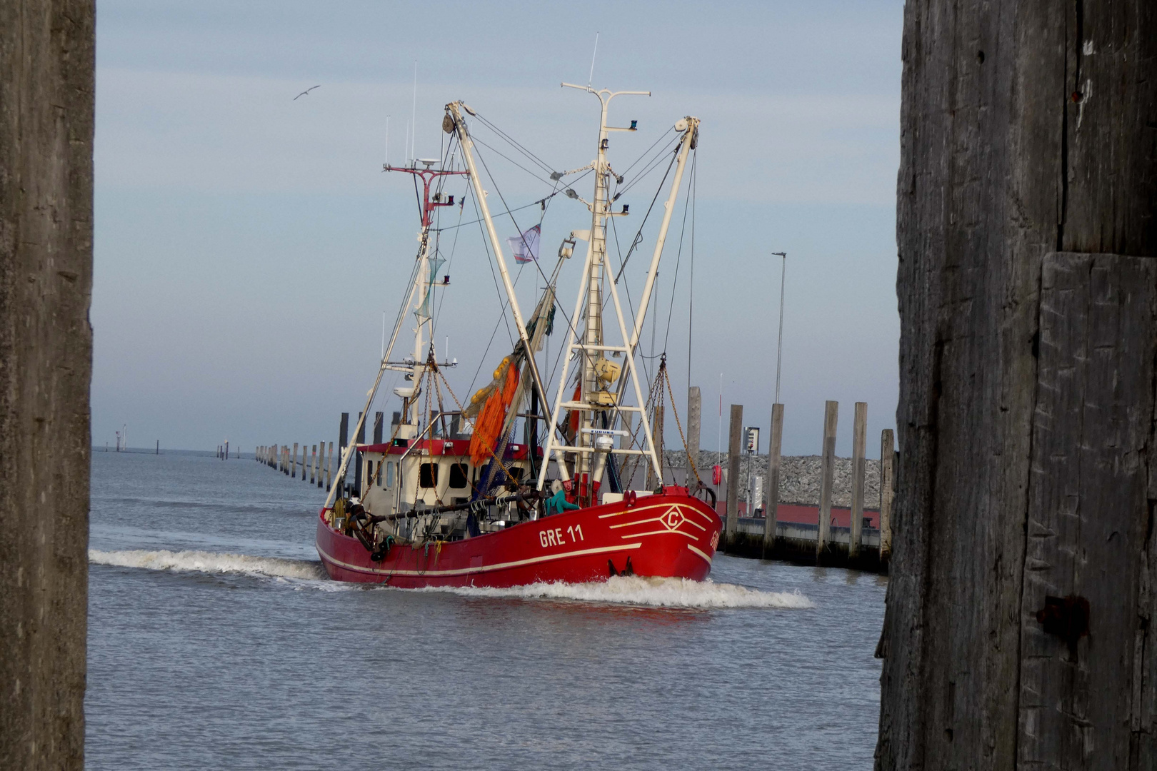 Einfahrender Krabbenkutter in Norddeich-Mole