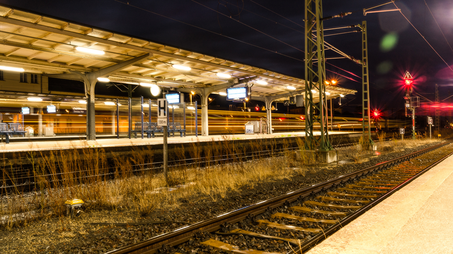 Einfahrender Zug Dessau HBF