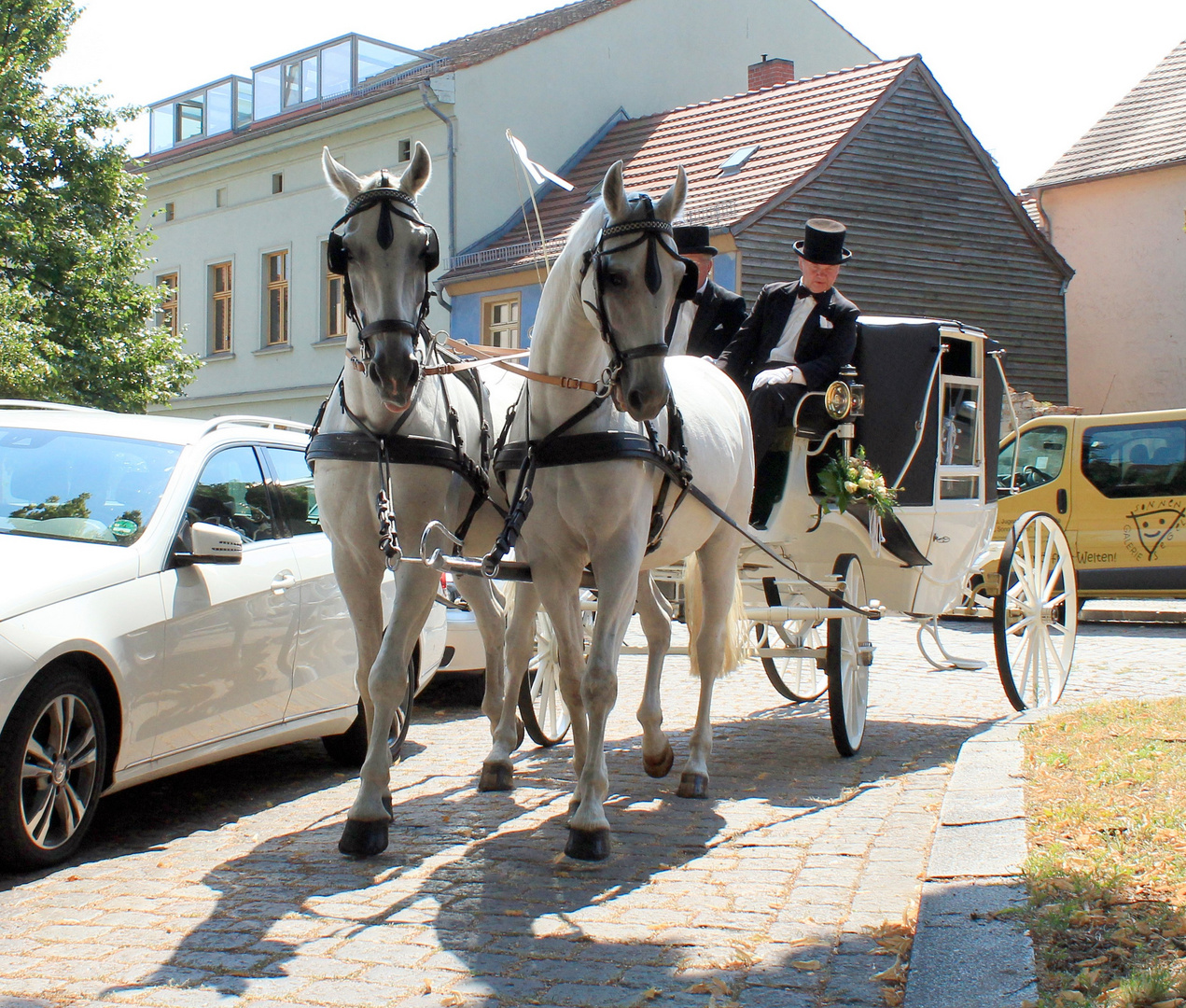 Einfahrt der Hochzeitskutsche 2