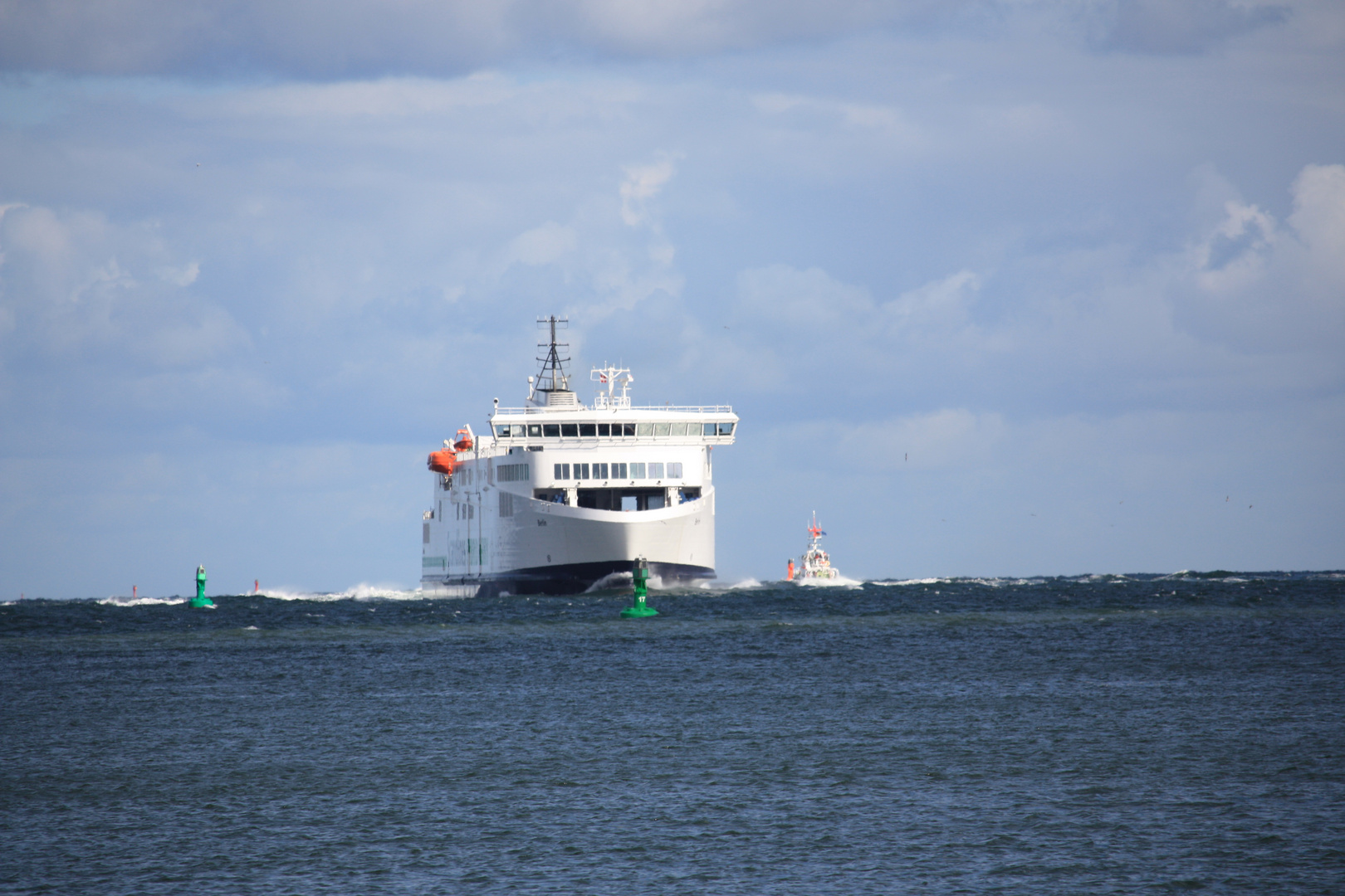 einfahrt der neuen Hybridfähre - Berlin - in den Hafen von Warnemünde