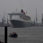 Einfahrt der QM2 in die Fahrtrinne der Elbe