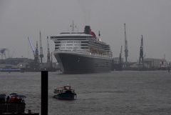 Einfahrt der QM2 in die Fahrtrinne der Elbe