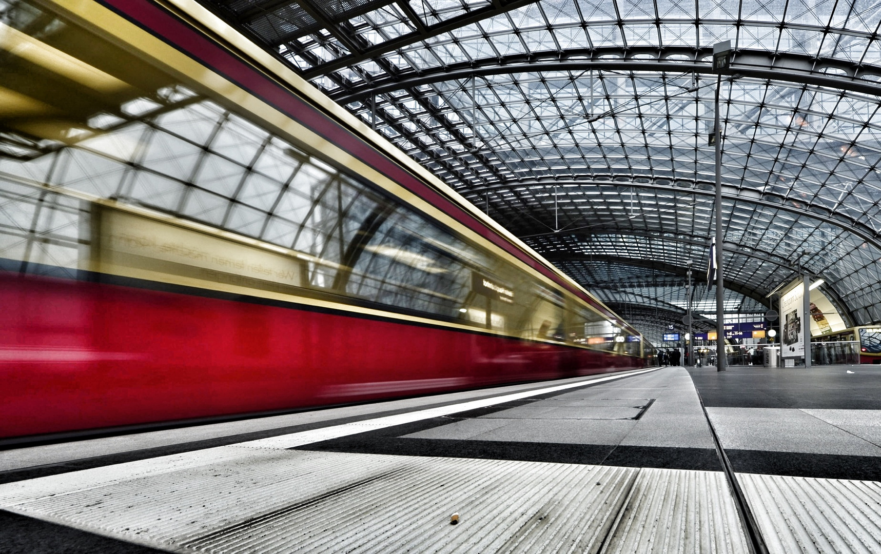 Einfahrt der S-Bahn Berliner Hauptbahnhof