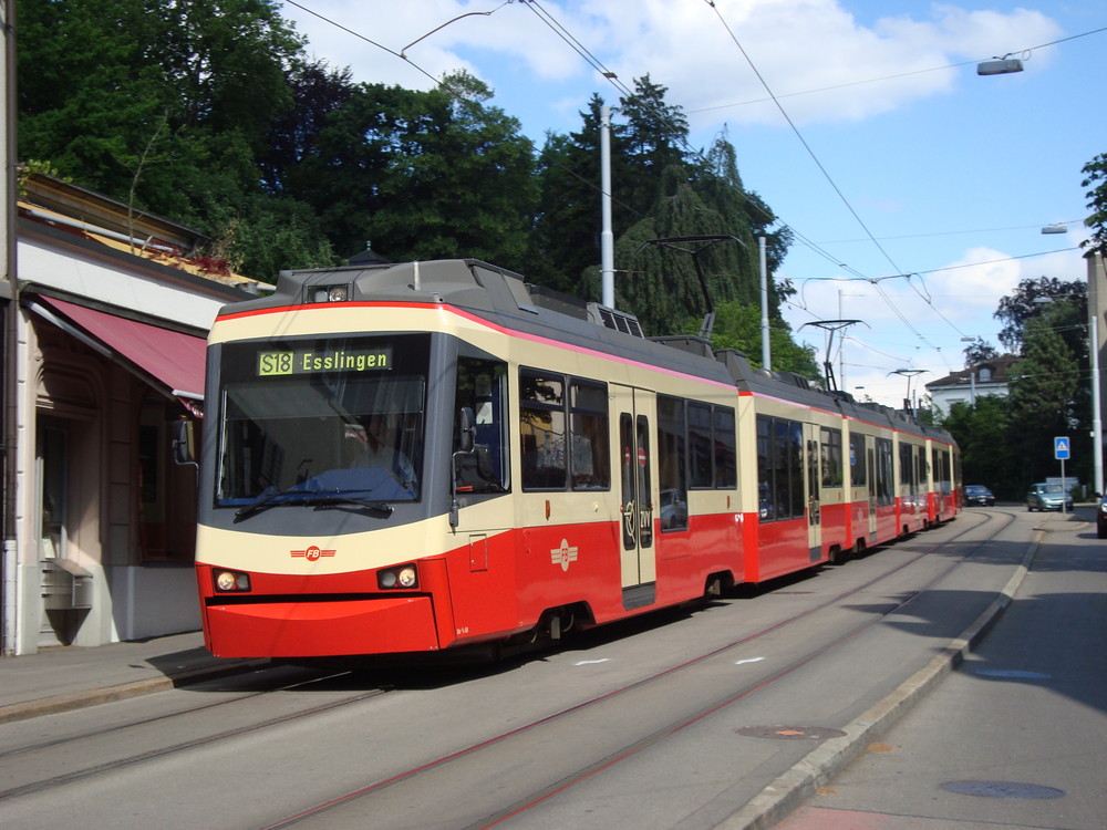 Einfahrt der S18 in die Endstelle am Bahnhof Zürich Stadelhofen