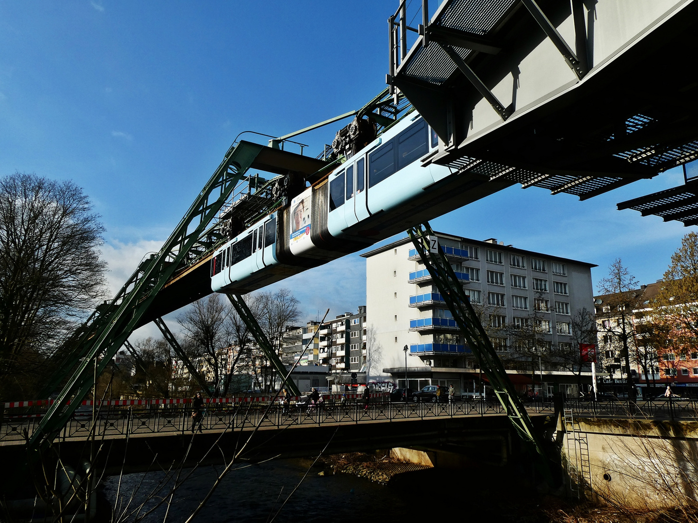 Einfahrt der Schwebebahn ...