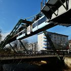 Einfahrt der Schwebebahn ...