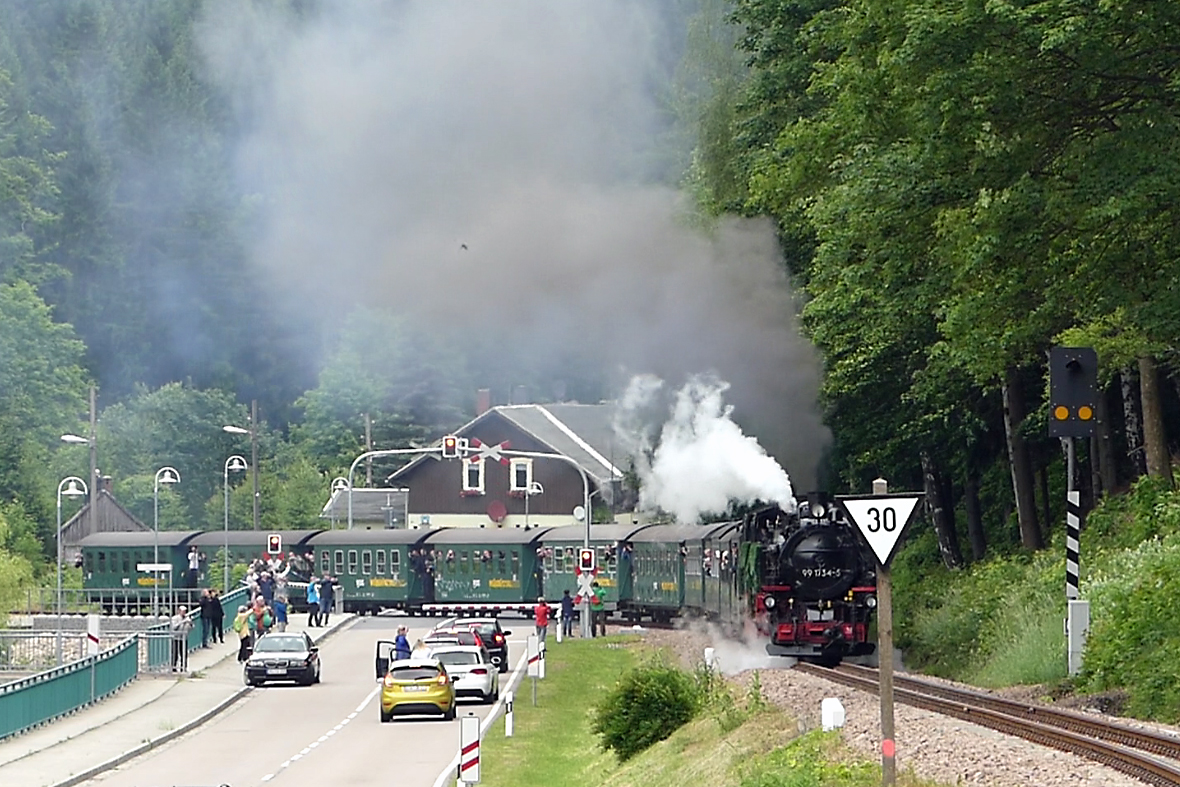 Einfahrt des Eröffnungszuges