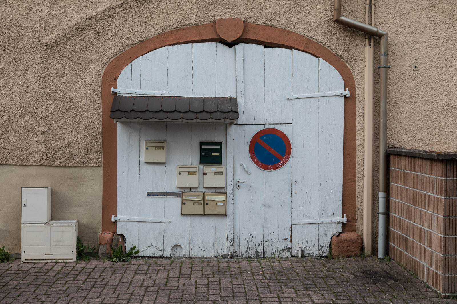 Einfahrt frei halten.