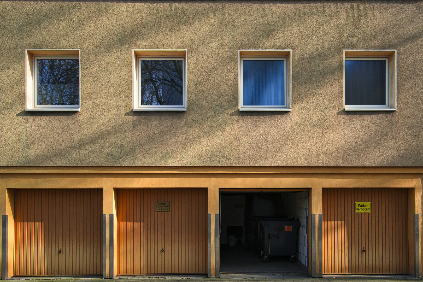 EInfahrt frei halten - Fassade mit Garagen