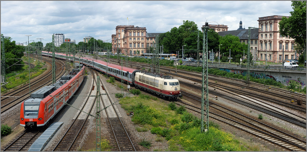 Einfahrt frei vor dem Schloß