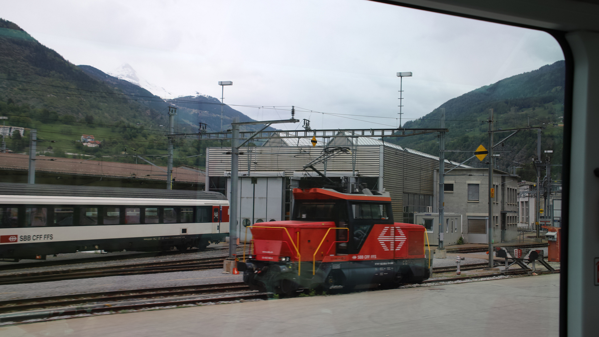 Einfahrt in Brig...Blick zum Normalspurbahnhof in Brig