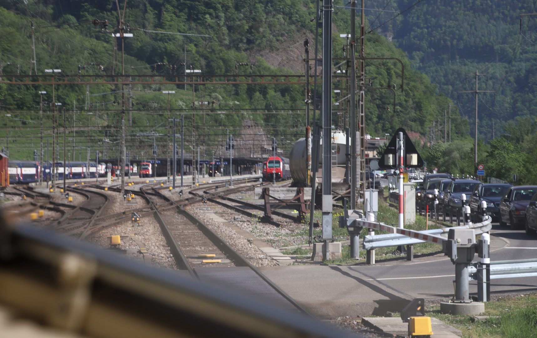 Einfahrt in den Bahnhof Ziegelbrücke.......