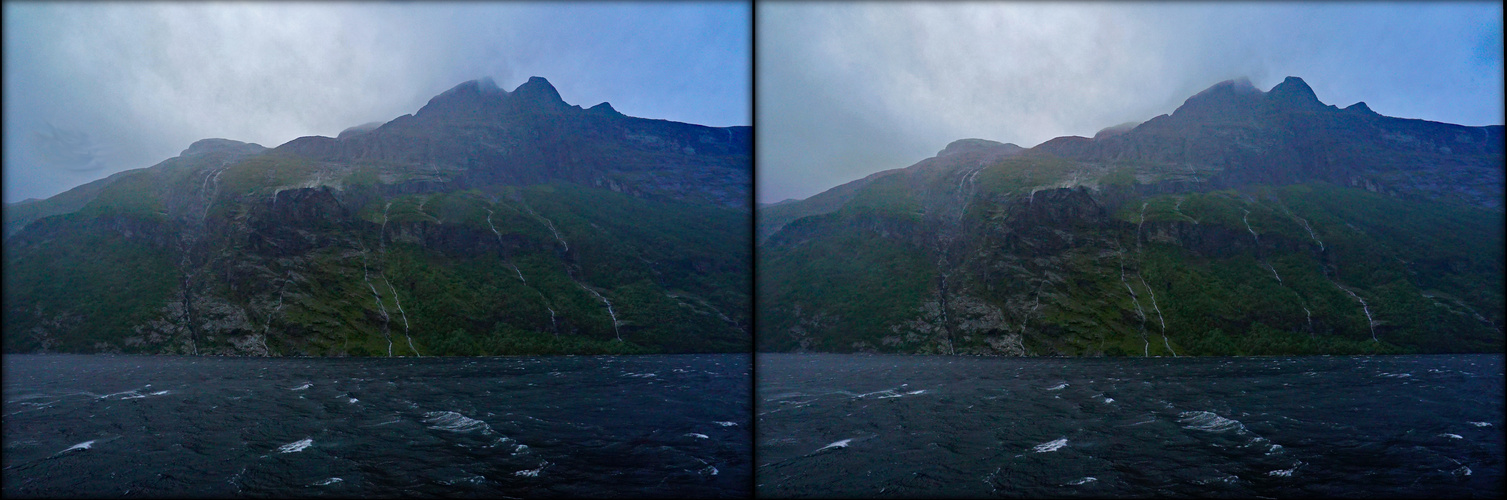 Einfahrt in den  Geiranger  Fjord - trübe Aussichten 