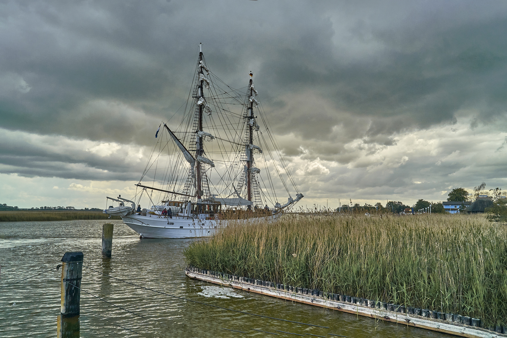 Einfahrt in den  Hafen .  .  .