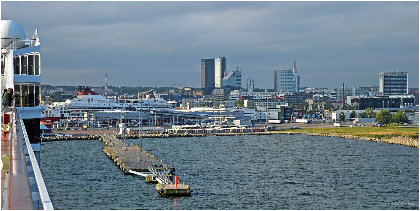 [ Einfahrt in den Hafen von ... ]