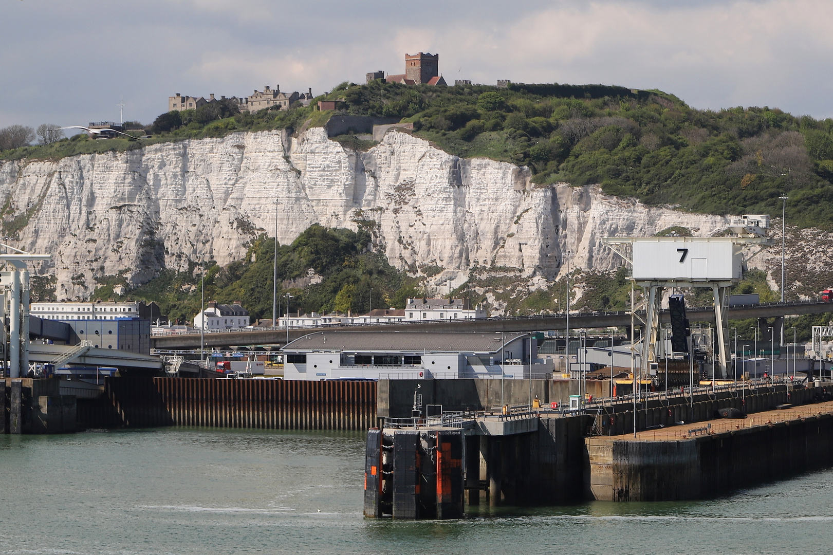 Einfahrt in den Hafen von Dover (2019_04_29_EOS 6D Mark II_1442_ji