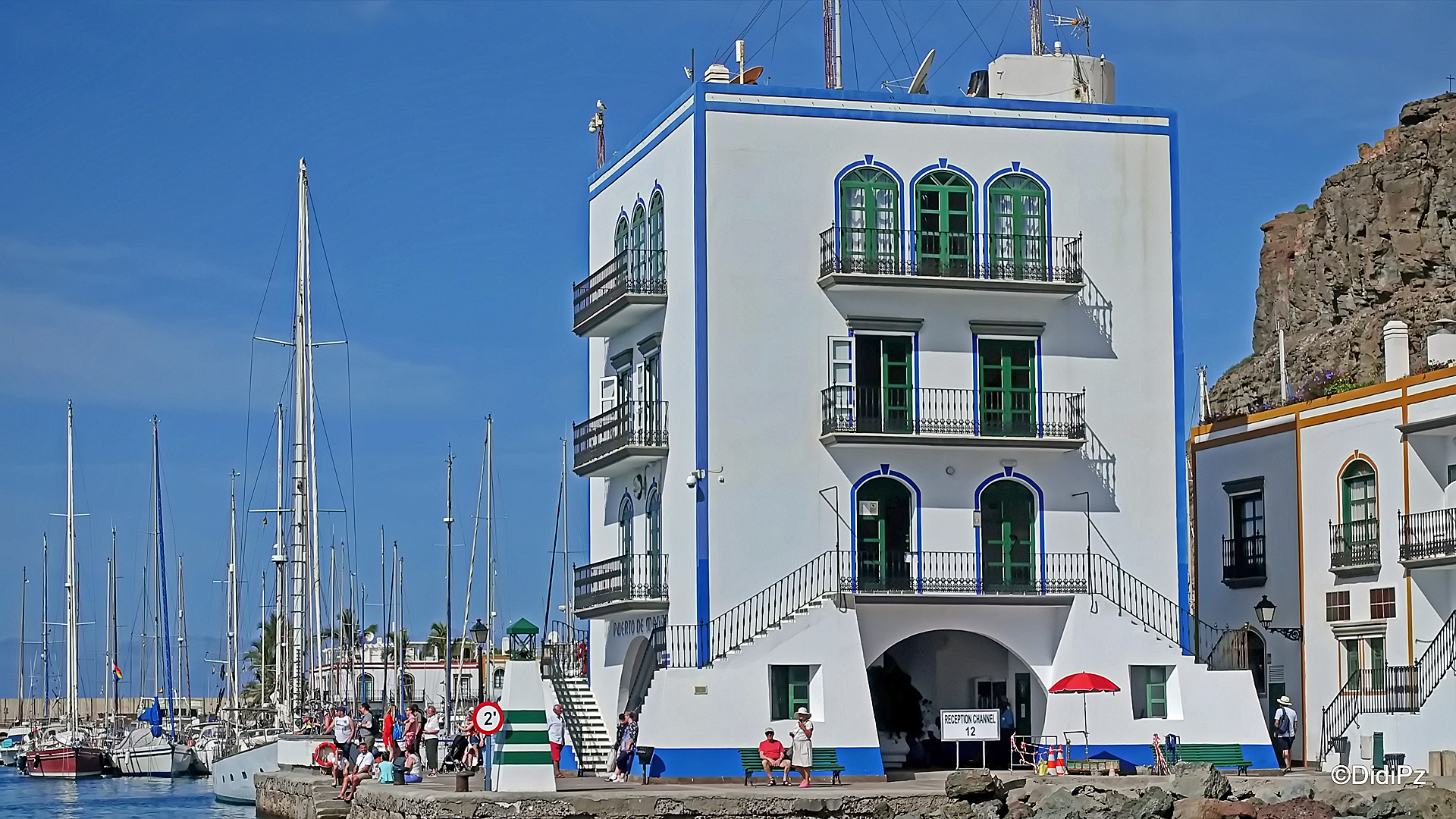 Einfahrt in den Hafen von Puerto de Mogán ...