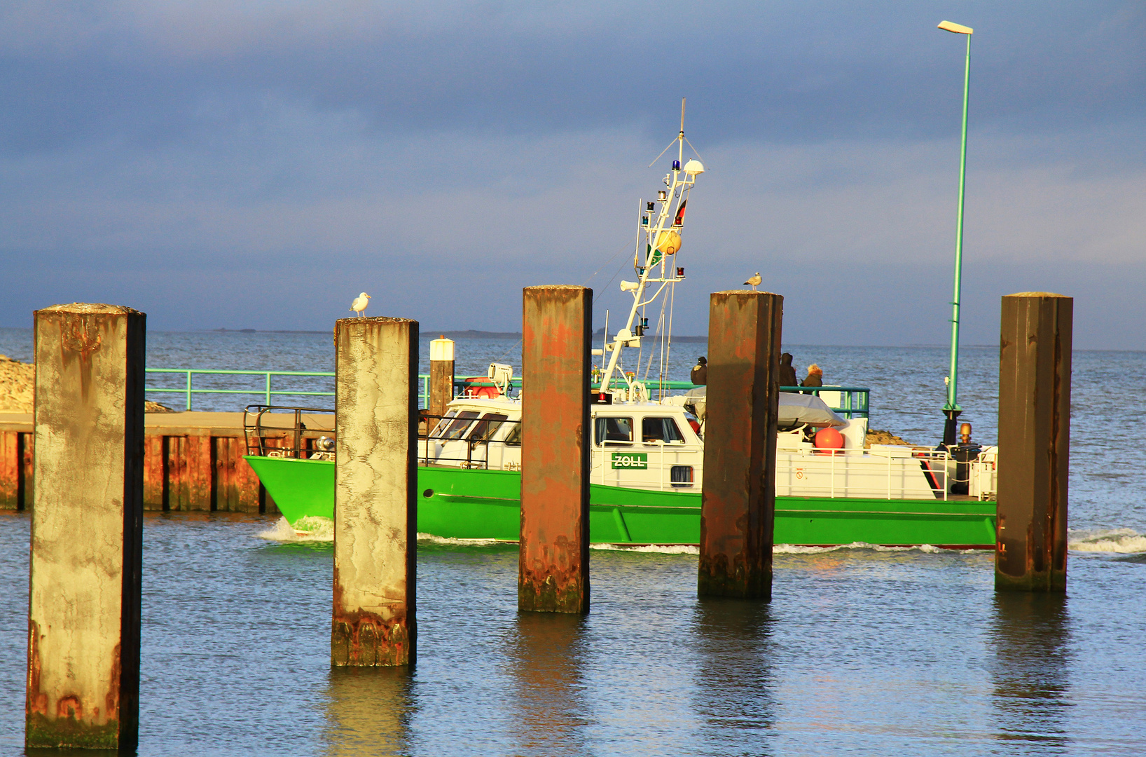 Einfahrt in den Hooksieler Hafen