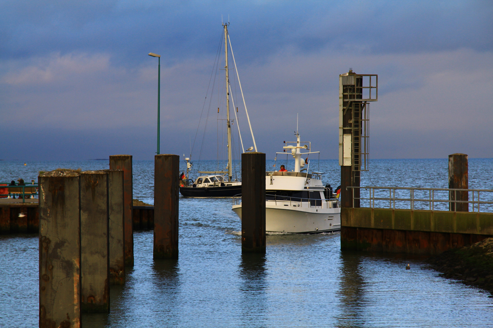 Einfahrt in den Hooksieler Hafen