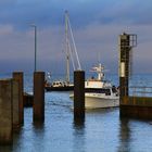 Einfahrt in den Hooksieler Hafen