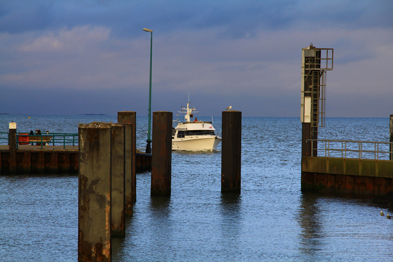 Einfahrt in den Hooksieler Hafen