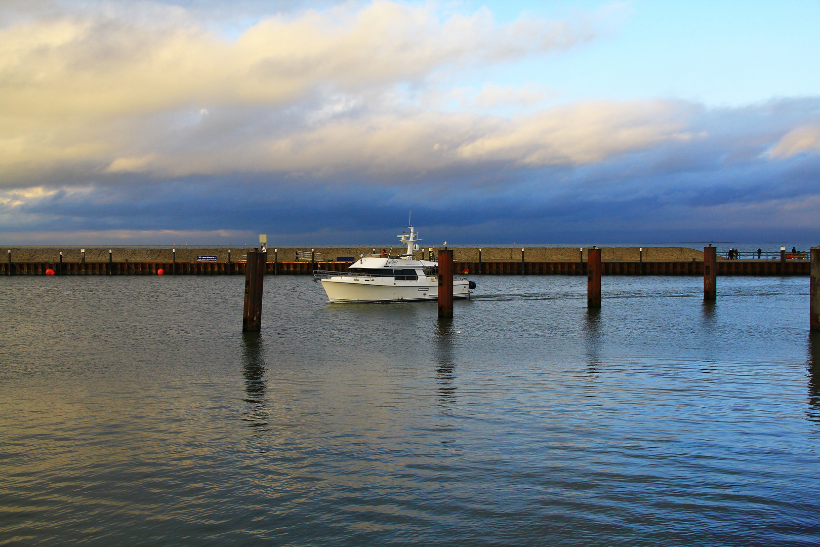 Einfahrt in den Hooksieler Hafen