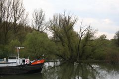 Einfahrt in den Neusser Rheinhafen