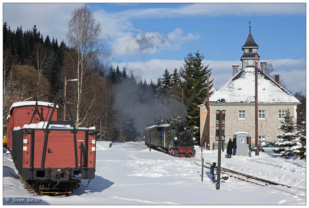 Einfahrt in den schneebedeckten Bahnhof Schlössel