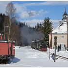 Einfahrt in den schneebedeckten Bahnhof Schlössel