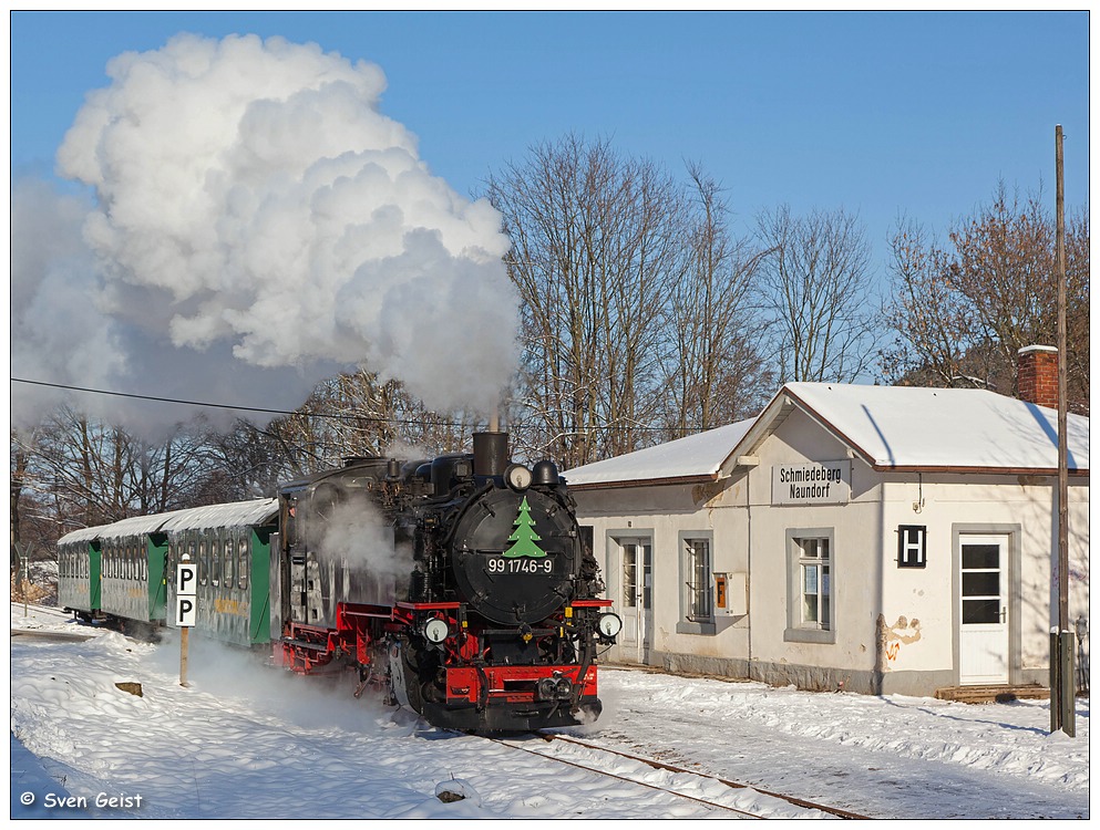 Einfahrt in den winterlichen Haltepunkt Schmiedeberg-Naundorf