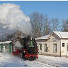 Einfahrt in den winterlichen Haltepunkt Schmiedeberg-Naundorf