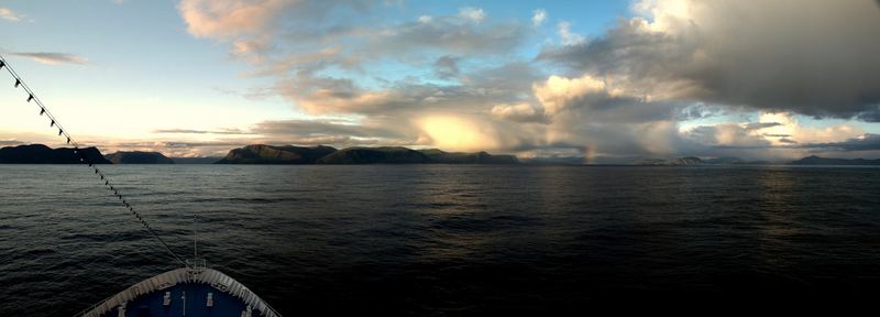 Einfahrt in die Fjordlandschaft mit Ziel Geiranger-Fjord