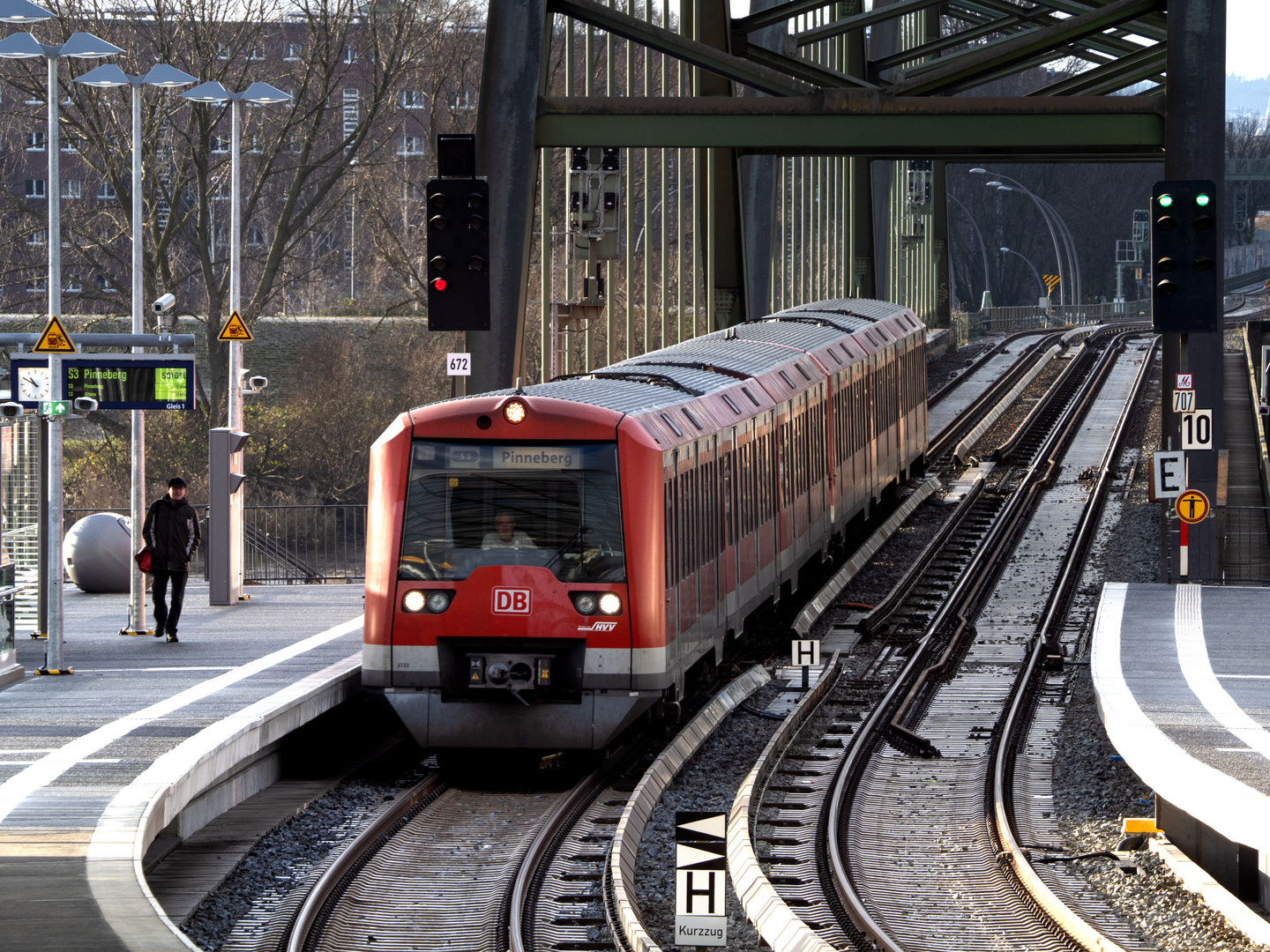 Einfahrt in die neue S-Bahnstation Elbbrücken