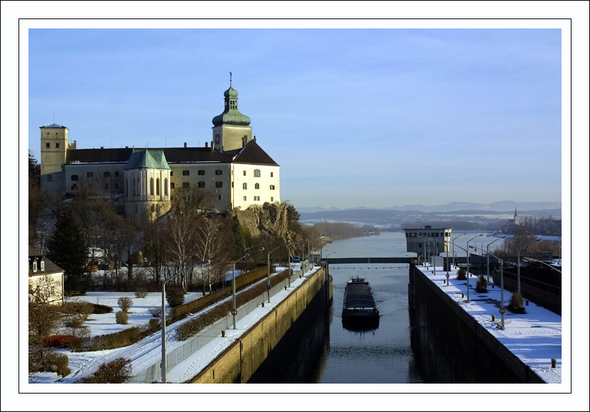 Einfahrt in die Schleuse bei Ybbs/Donau