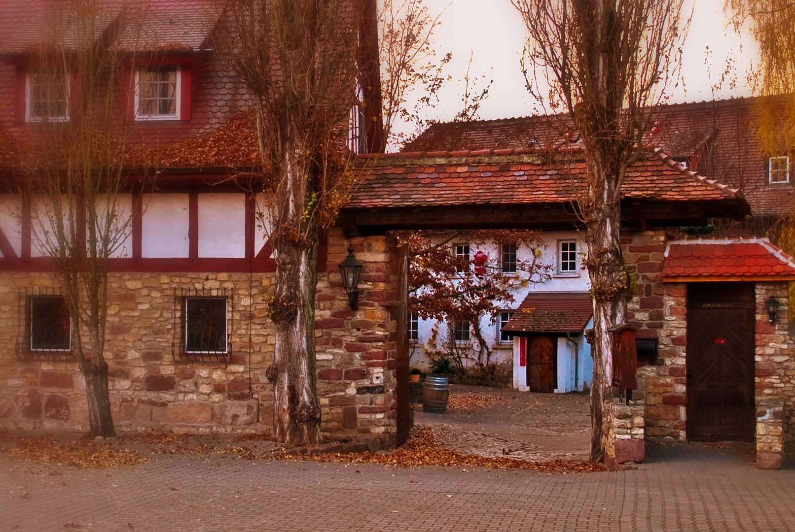 Einfahrt in einen ländlichen Hof..... rotes Herbstlicht