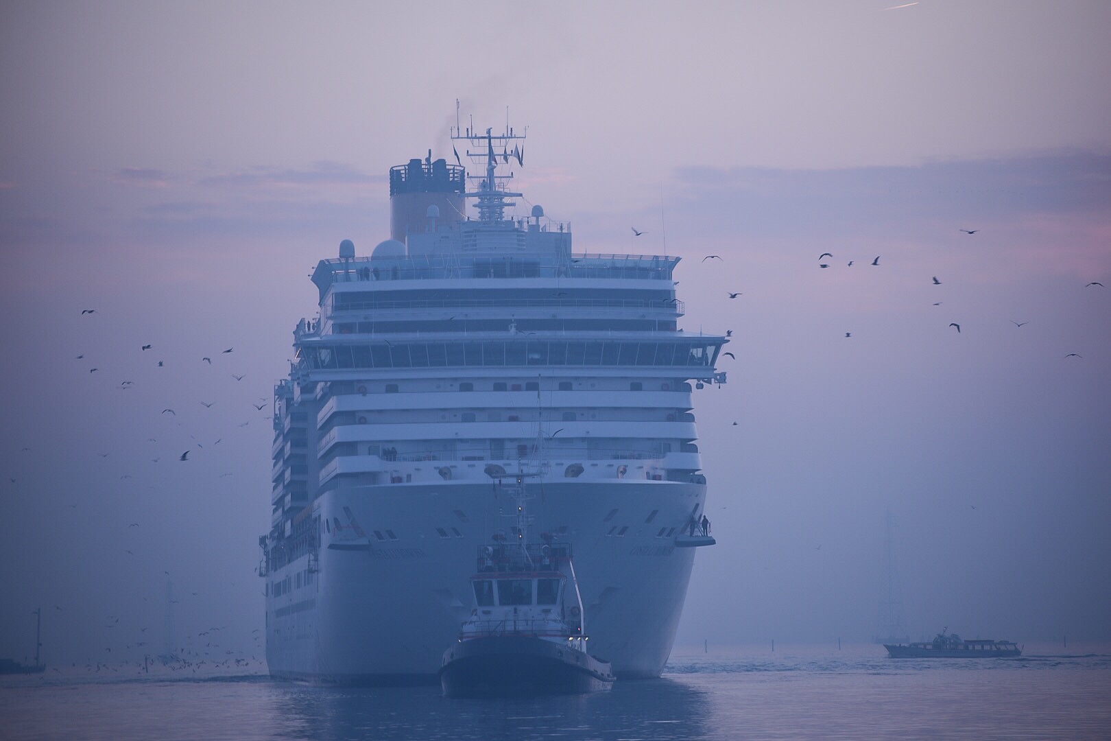 Einfahrt in Hafen 