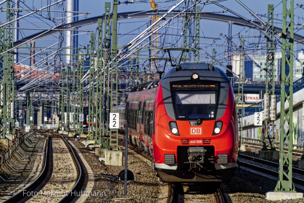 EINFAHRT OSTKREUZ MIT MODERSOHNBRÜCKE IM HINTERGRUND