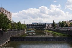 Einfahrt über den Fluß Radbuza zum Hbf Pilsen