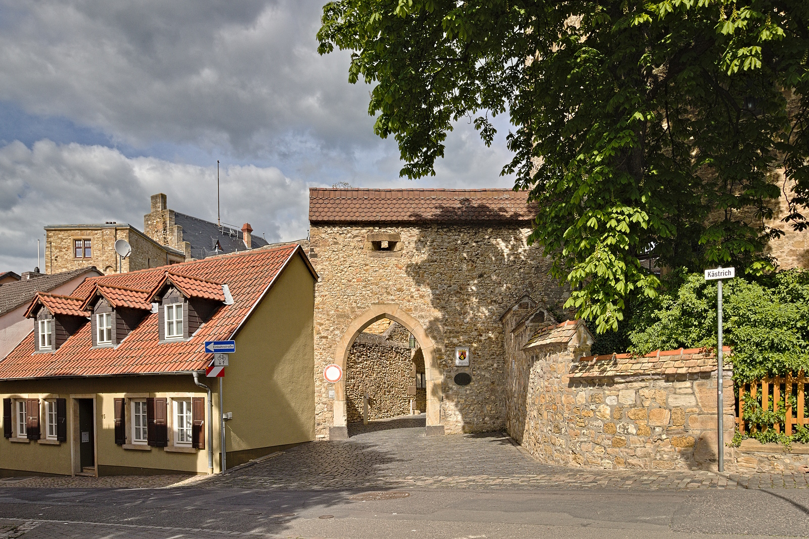 Einfahrt vom Alzeyer Schloss